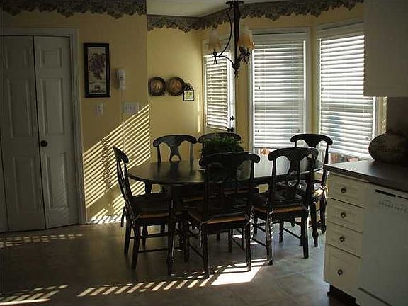 Eating space in kitchen