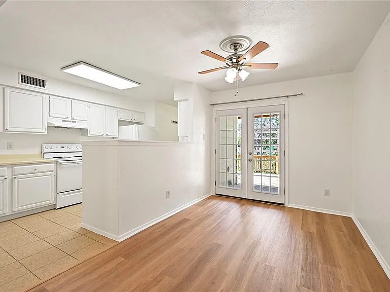 2800 Longmire Dr #9 — Photo 4