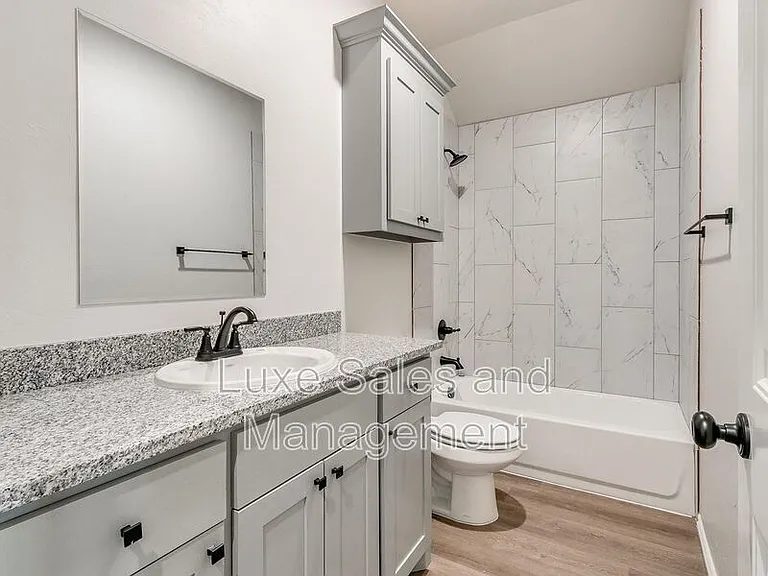 8002 NW 105th Ter — Photo 12