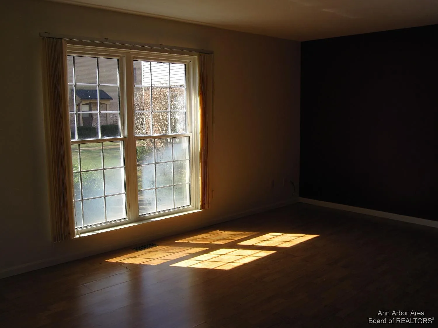 3 bed, 2.5 bath, 1280 sqft, $2,100 — Photo 2