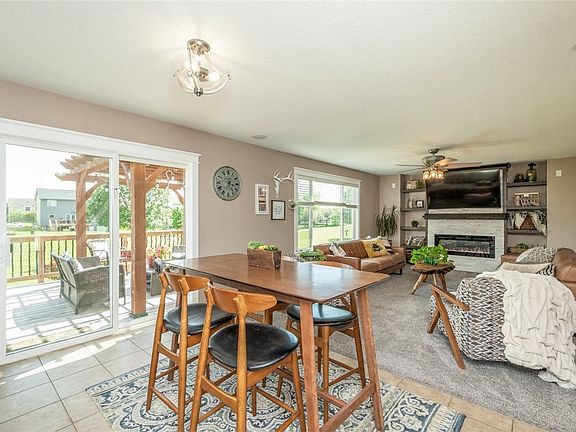 3rd image of 809 NW Parkside Dr