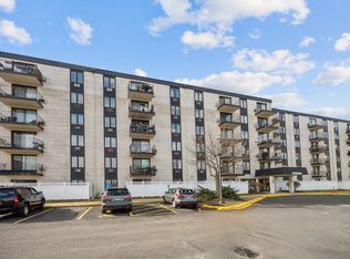 9118 W Elmwood Dr APT 3K, Niles, IL 60714