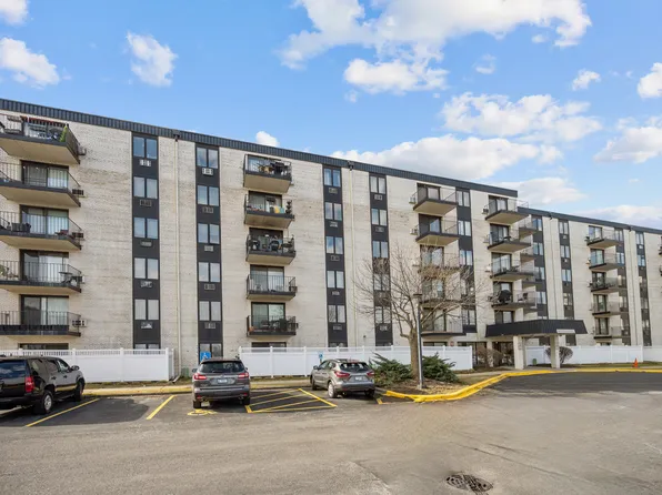 9118 W Elmwood Dr APT 3K, Niles, IL 60714