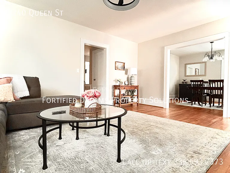 2240 Queen St — Photo 4