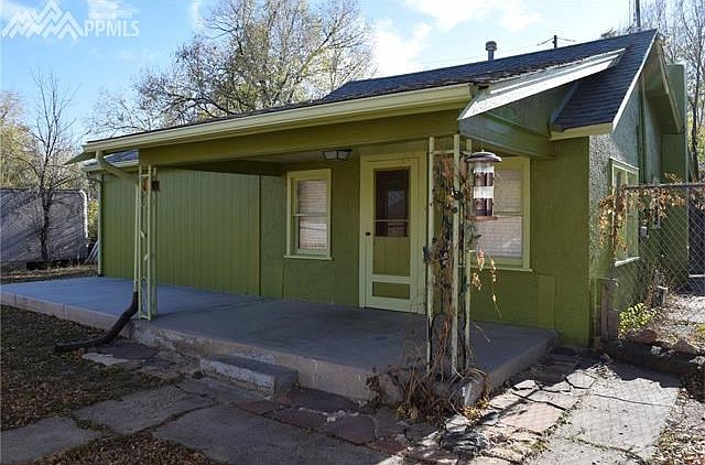 Adorable Bungalow, private porch for relaxing.