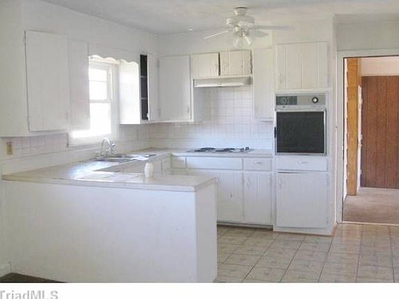 Kitchen (View 2)