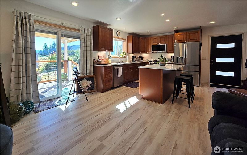 3rd image of 851 Thomas Street