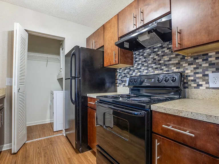 CORAL FALLS APARTMENTS — Photo 52