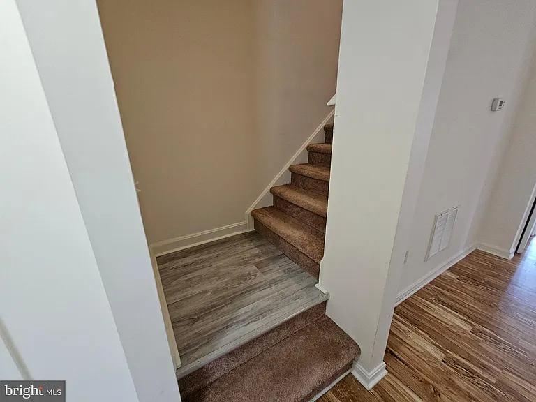 218 E North St — Photo 33
