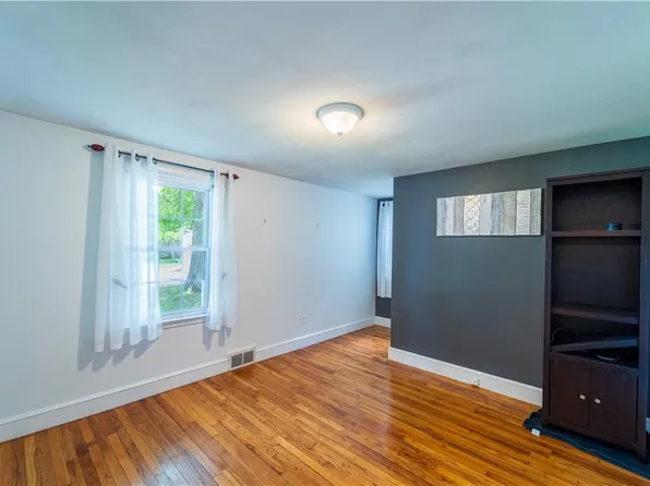 29 Pleasant View Rd, Warwick, RI 02888