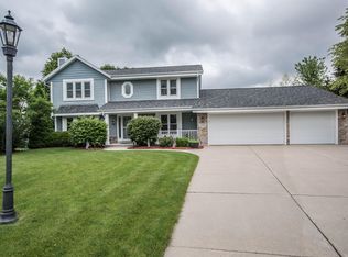923 Sanctuary Ct, Pewaukee, WI 53072