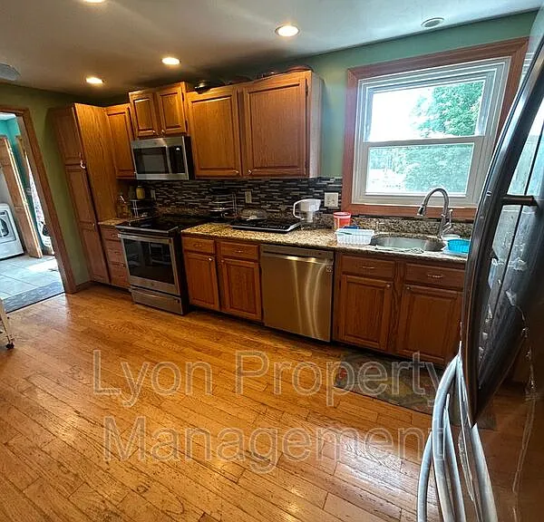 212 Tiffany St — Photo 4