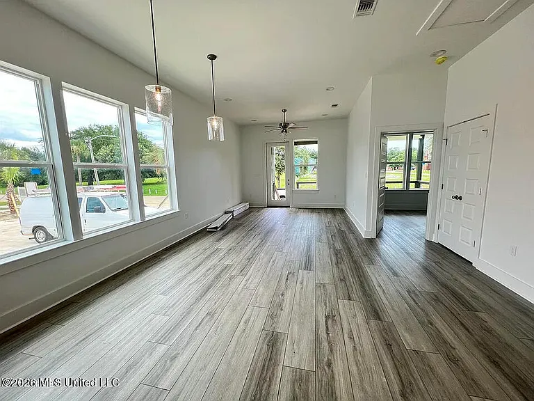 300 Seminary Dr #14 — Photo 8