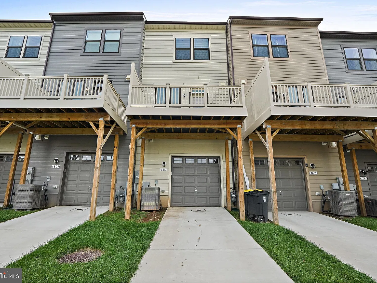 3 bed, 3.5 bath, 2722 sqft, $3,300 — Photo 2