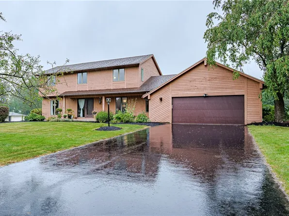 11 Pine Brook Cir, Penfield, NY 14526