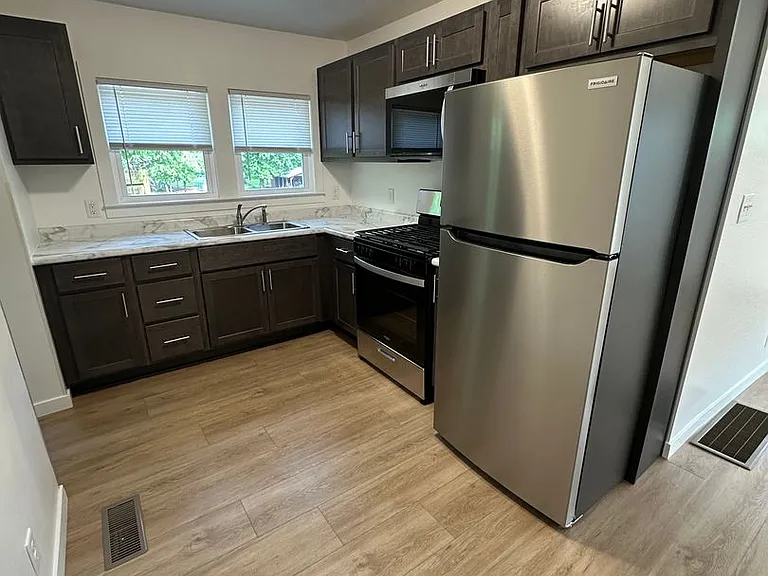 404 W Oakridge Ave — Photo 3