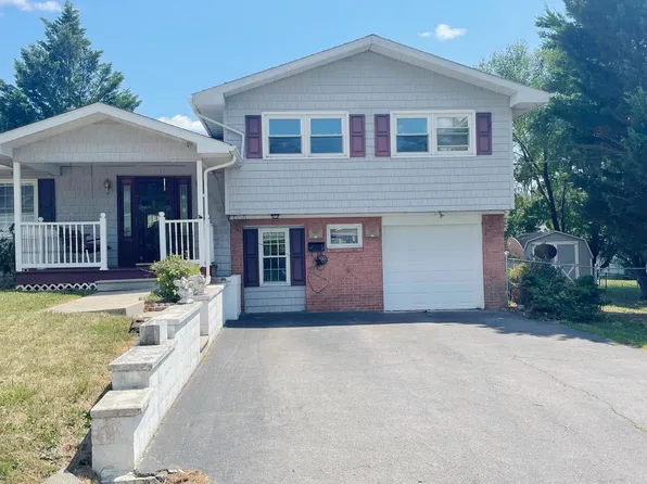 668 1st St, Romney, WV 26757