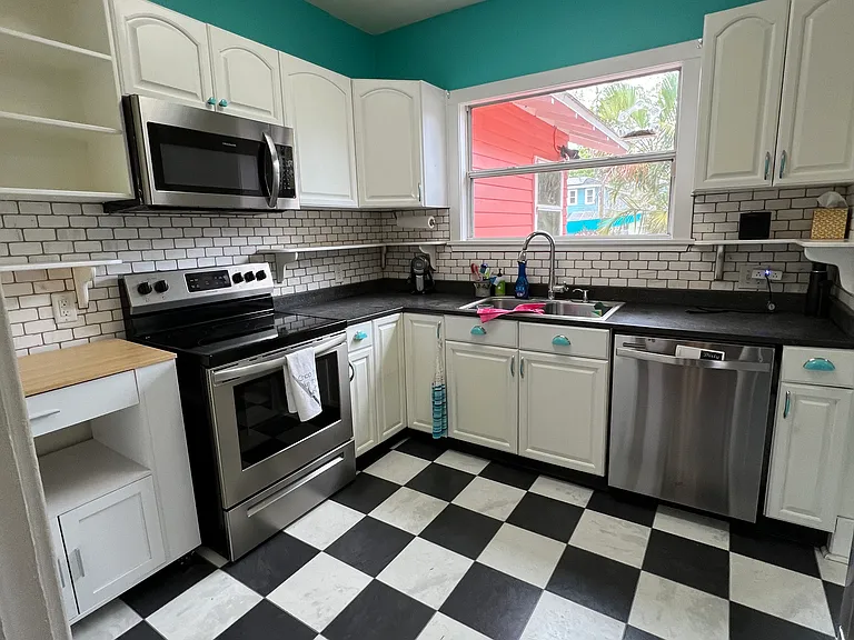 2511 Burlington Ave N — Photo 3