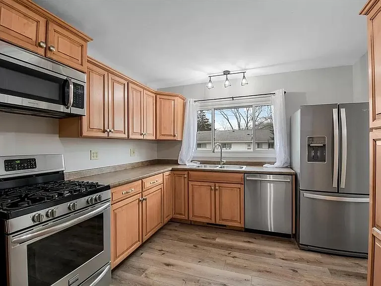 810 Centennial Dr — Photo 5