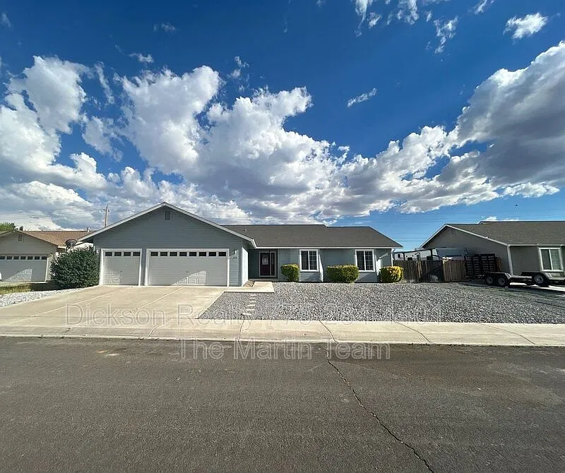 4 bed, 2.0 bath, 2214 sqft, $2,595 — Photo 1