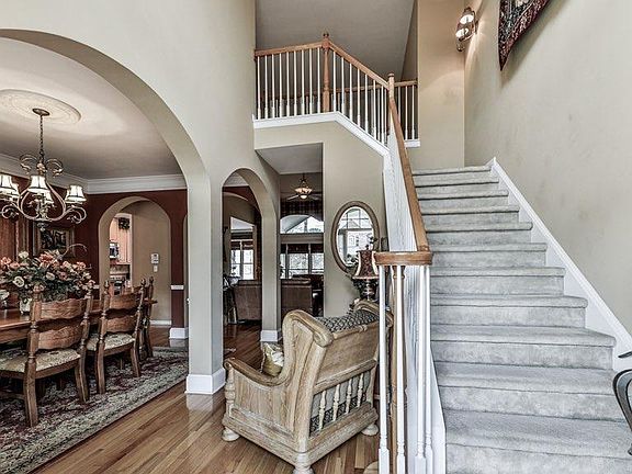 2nd image of 828 Valley Dr