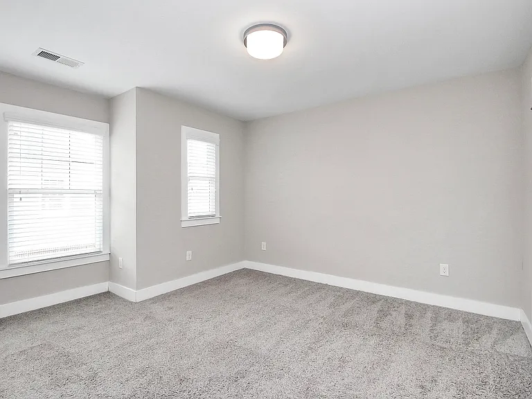 1420 W 4th St — Photo 13