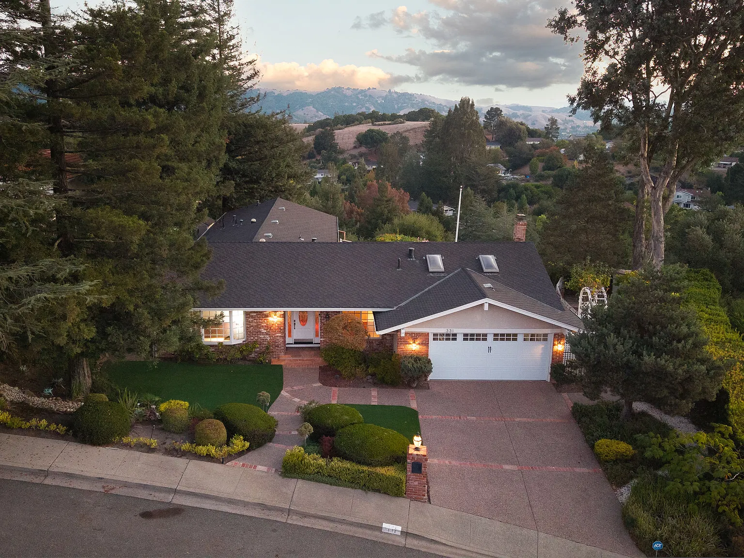 4 bed, 2.5 bath, 2200 sqft, $7,000 — Photo 2