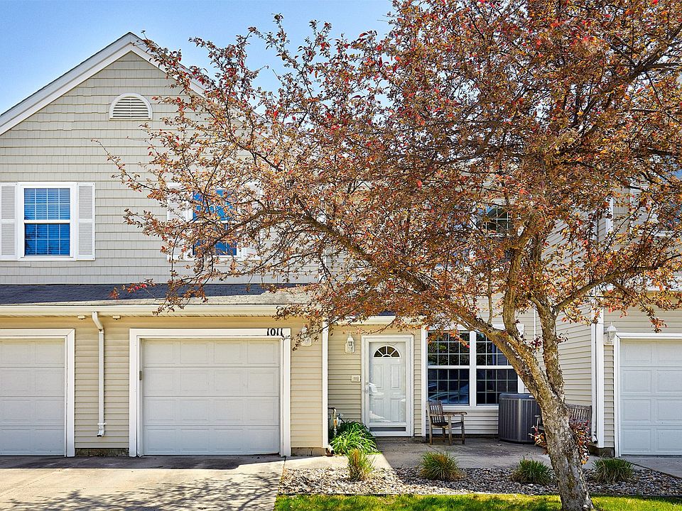1st image of 1011 NE Hyacinth Ln