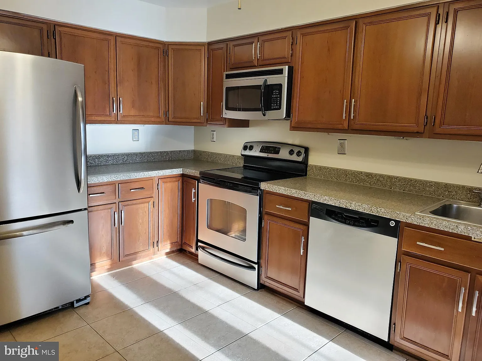 3 bed, 4.0 bath, 2444 sqft, $3,250 — Photo 2