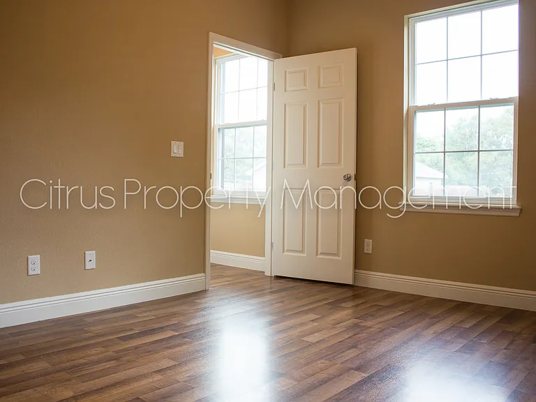 2419 S Shine Ave — Photo 18