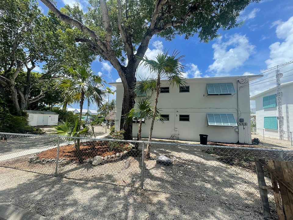 1st image of 121 Monroe Dr #1