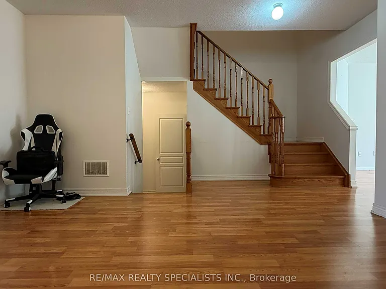 3273 Stoney Cres — Photo 25