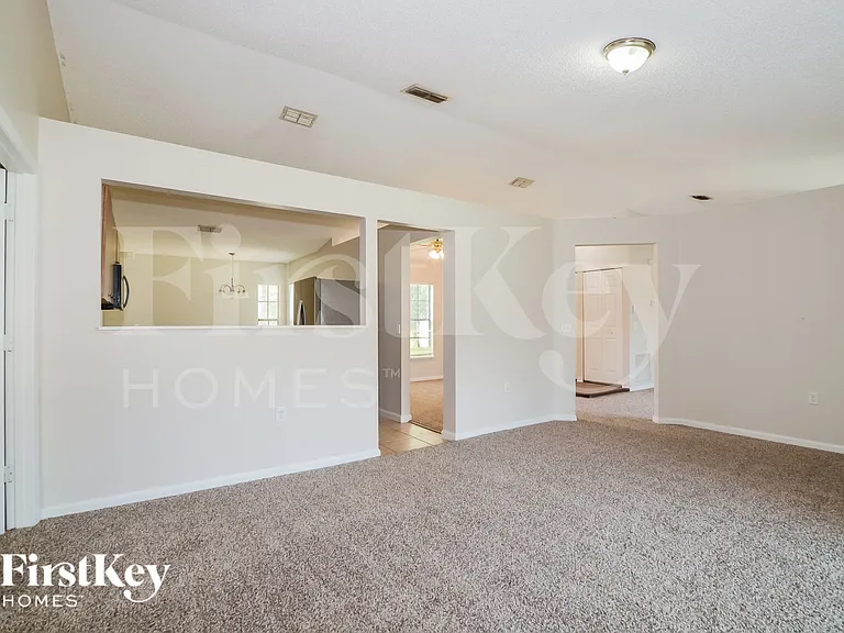 122 Barrington Dr — Photo 2