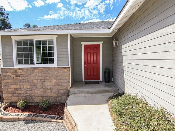 Love this red door!