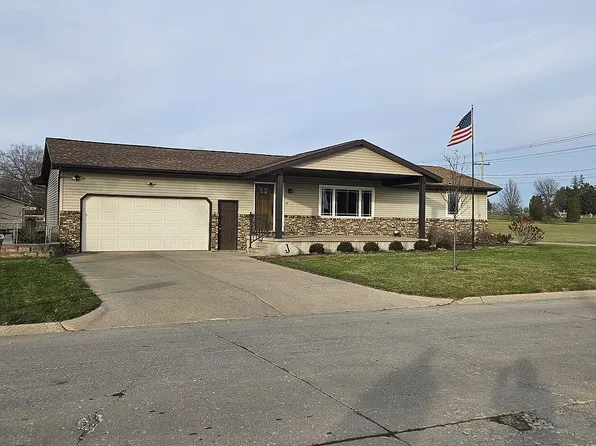 907 E 13th St, Vinton, IA 52349