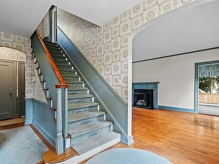 703 Woodland Dr — Photo 2