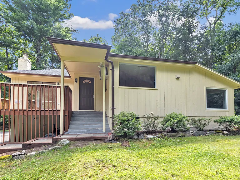 21 Old Redding Rd — Photo 4