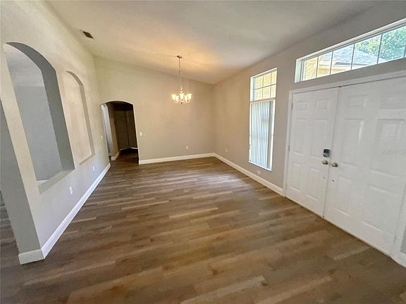 4th image of 2727 Villa Dr