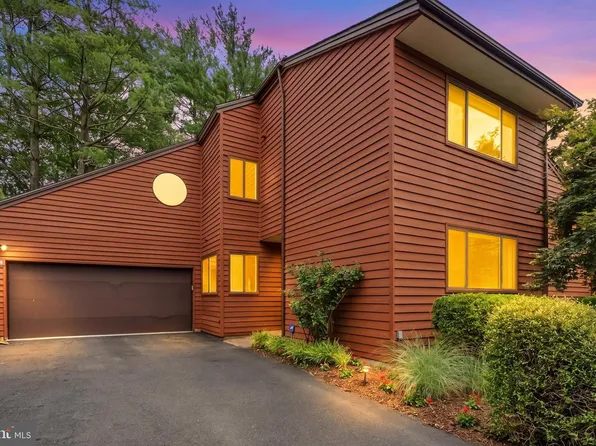2105 S Bay Ln, Reston, VA 20191