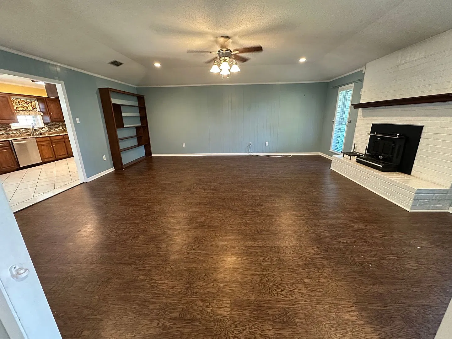 102 S Rainbow Dr — Photo 2