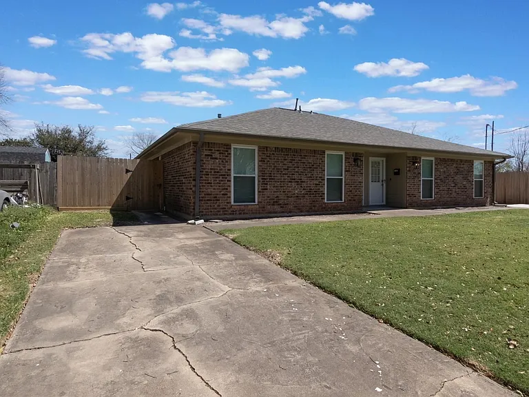 1007 Cedar St — Photo 2