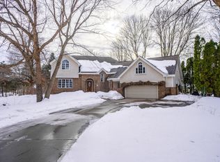 8 Red Pine Ln, North Oaks, MN 55127