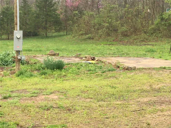 576 Springfield Dr, Iron Mountain, MO 63624