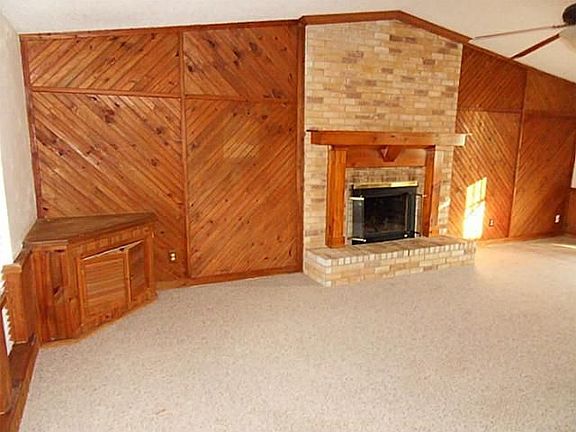 3rd image of 2006 Village Crest Dr