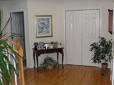 Foyer w/Hardwood floor