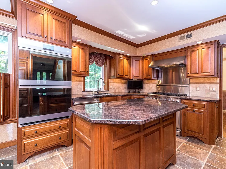 100 Live Oak Dr — Photo 19
