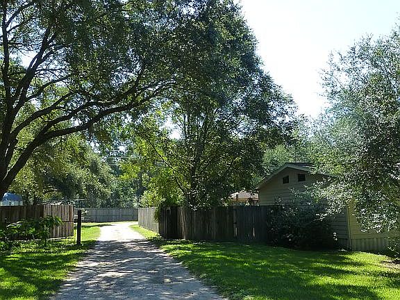 Driveway to rear apartment