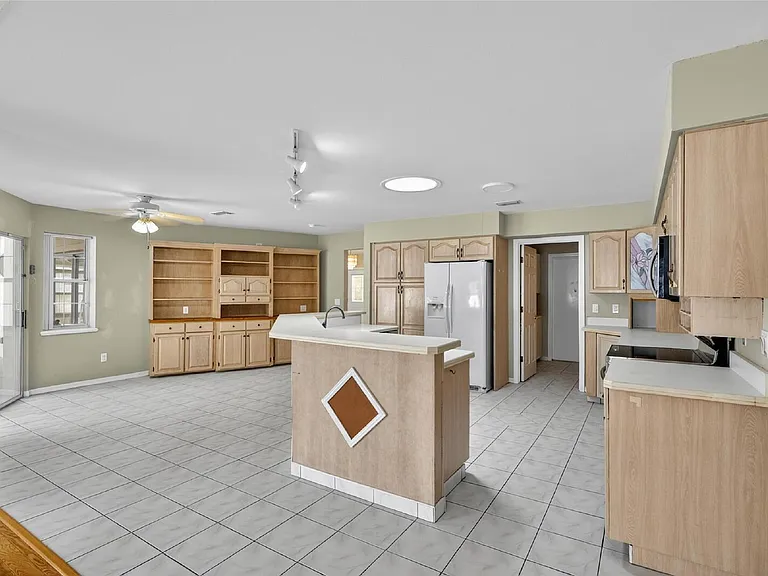 77 Folcroft Ln — Photo 13