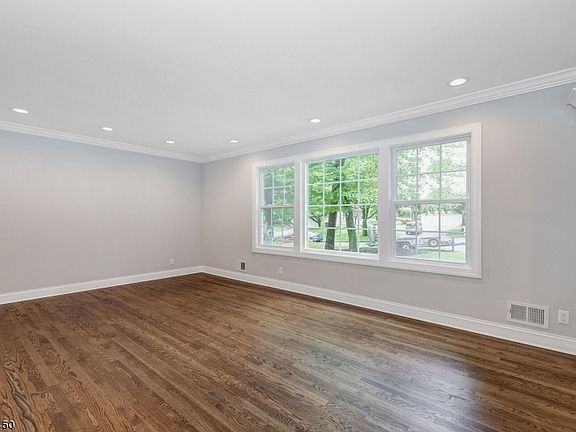 4th image of 42 Franklin Ave
