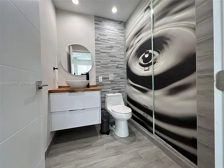 1405 N 46th Ave — Photo 10